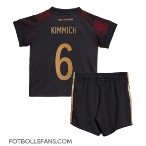 Tyskland Joshua Kimmich #6 Replika Bortatröja Barn VM 2022 Kortärmad (+ Korta byxor)